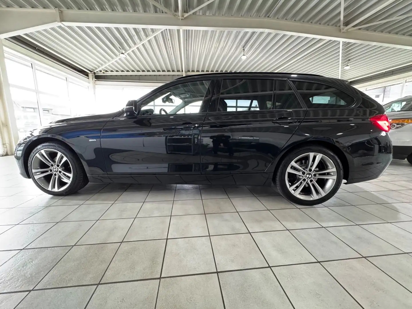 BMW 318 dA Sport Line/NAVI/LED/PDC/SHZ/HIFI/18" Schwarz - 2