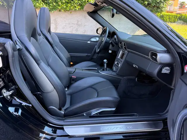 Porsche 911 view 7