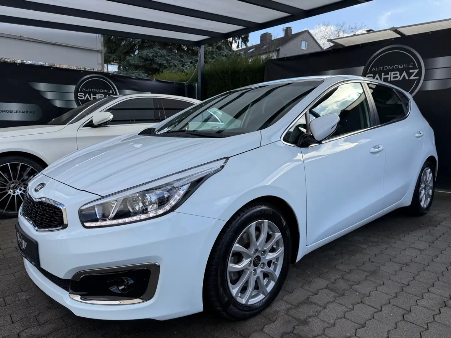 Kia Ceed / cee'd *AUTOM*KAMERA*NAVI*SHZ*LENKRADHEI Weiß - 1