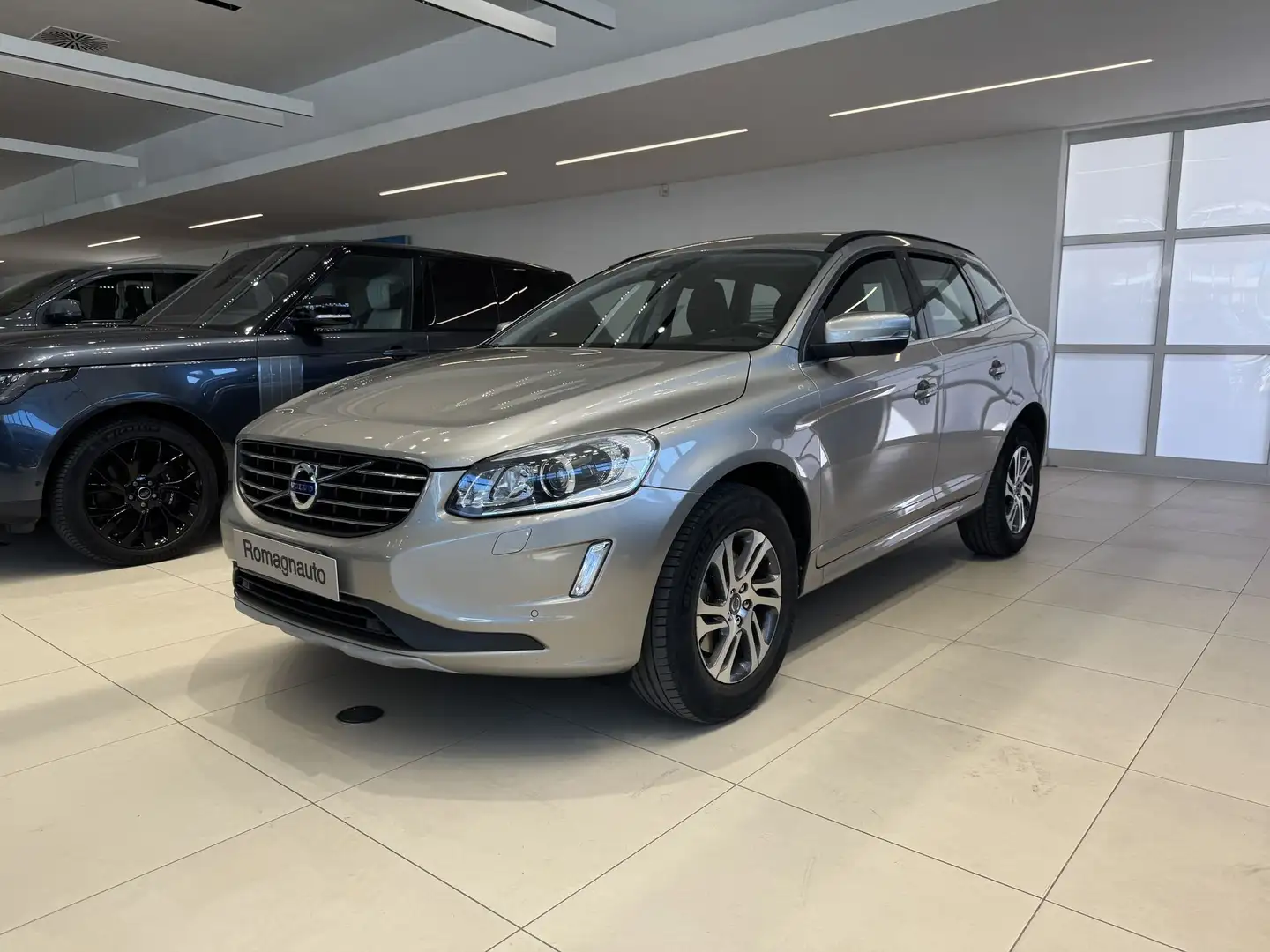 Volvo XC60 D4 Momentum Oro - 1