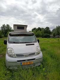 Camperbus , Kampeerbus met zonnepaneel