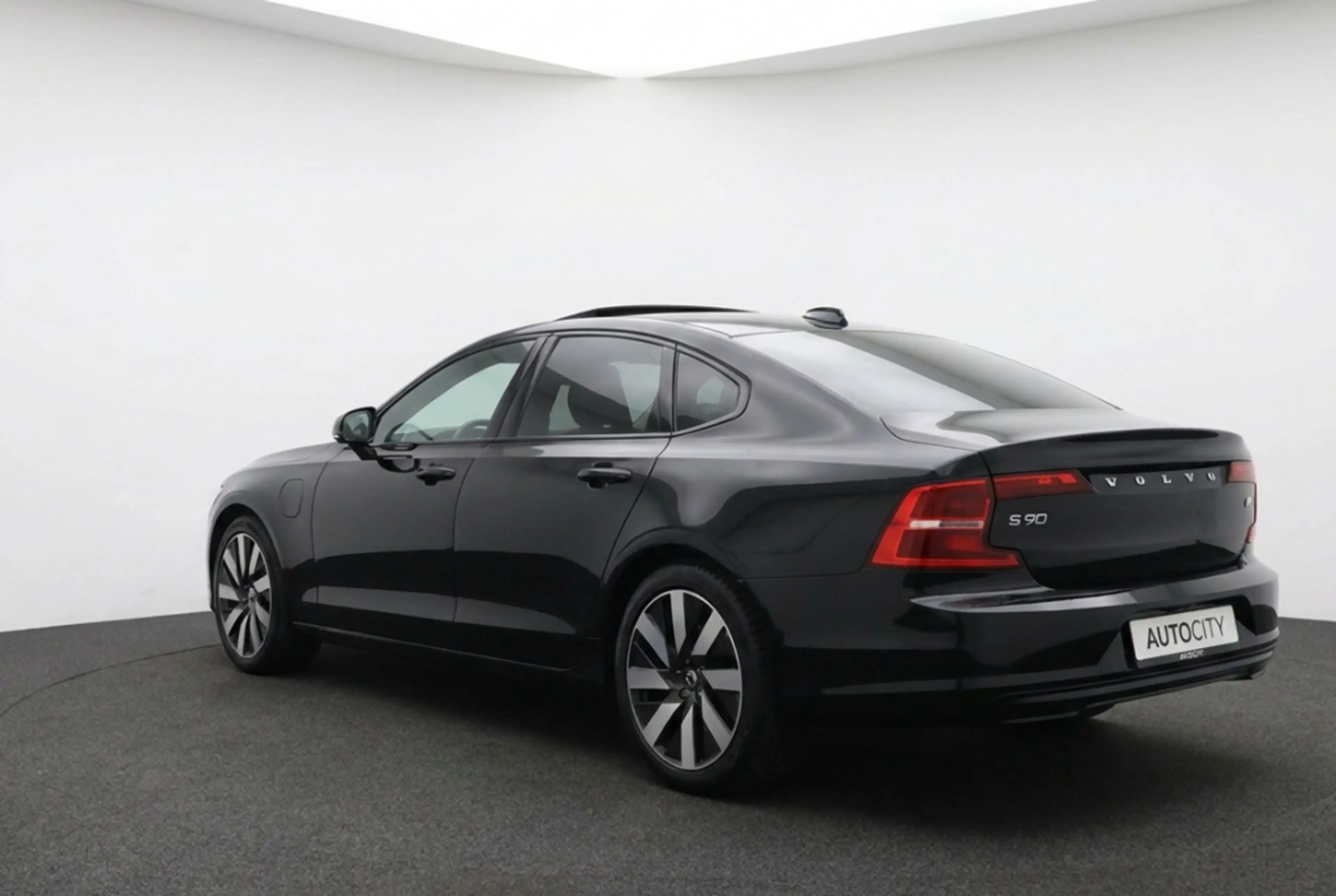 Volvo S90 sedan Ultimate Dark T8 Recharge Plug-In Hybrid AWD — photo 3