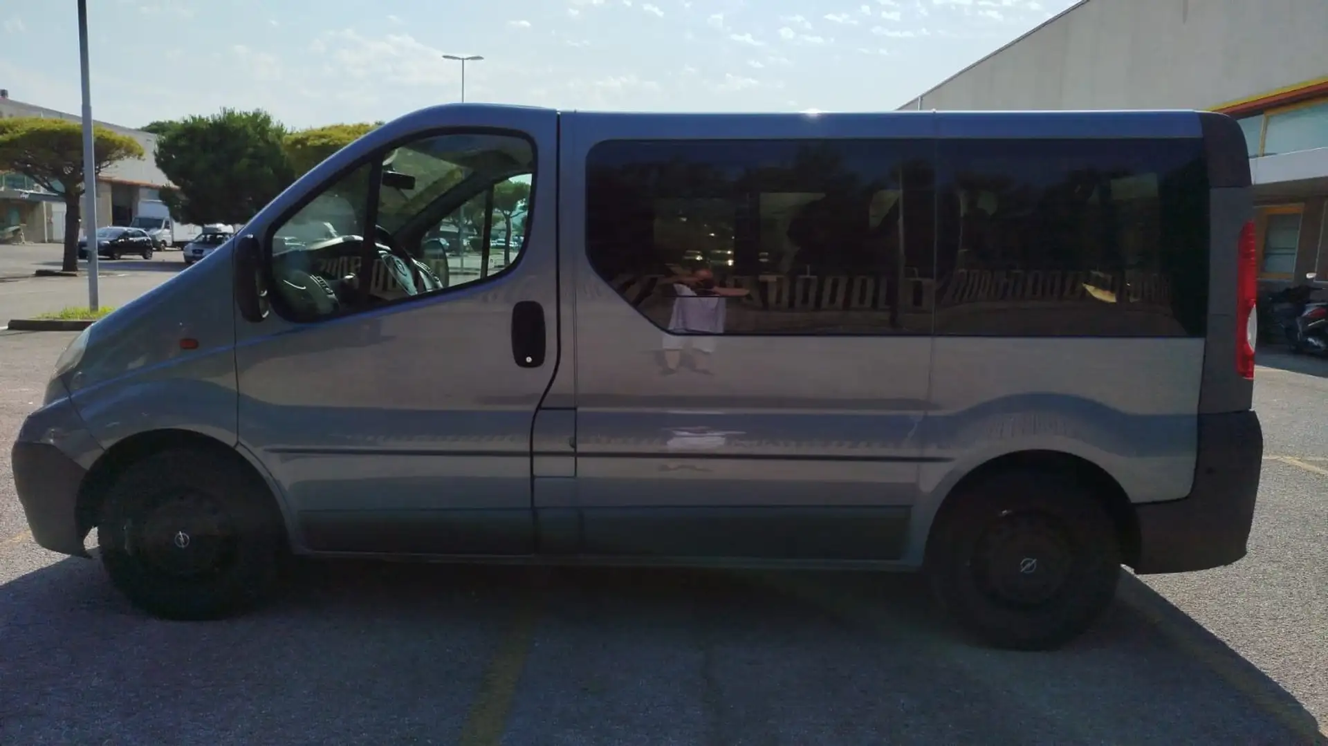 Opel Vivaro Bleu - 2