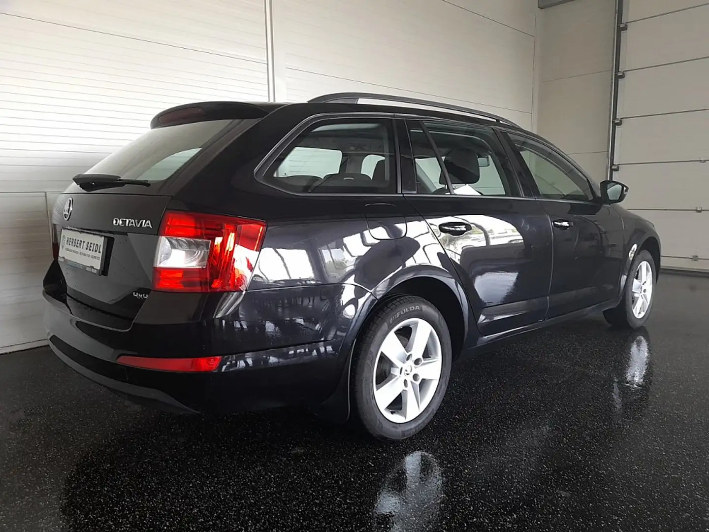 Skoda Octavia Combi Amb 4x4 1,6 TDI *TEMPOMAT / PDC / SHZG / ... Schwarz - 2