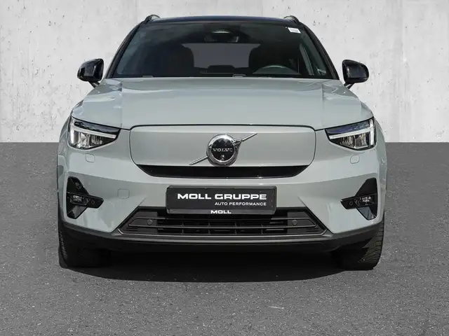 Volvo XC40 view 3
