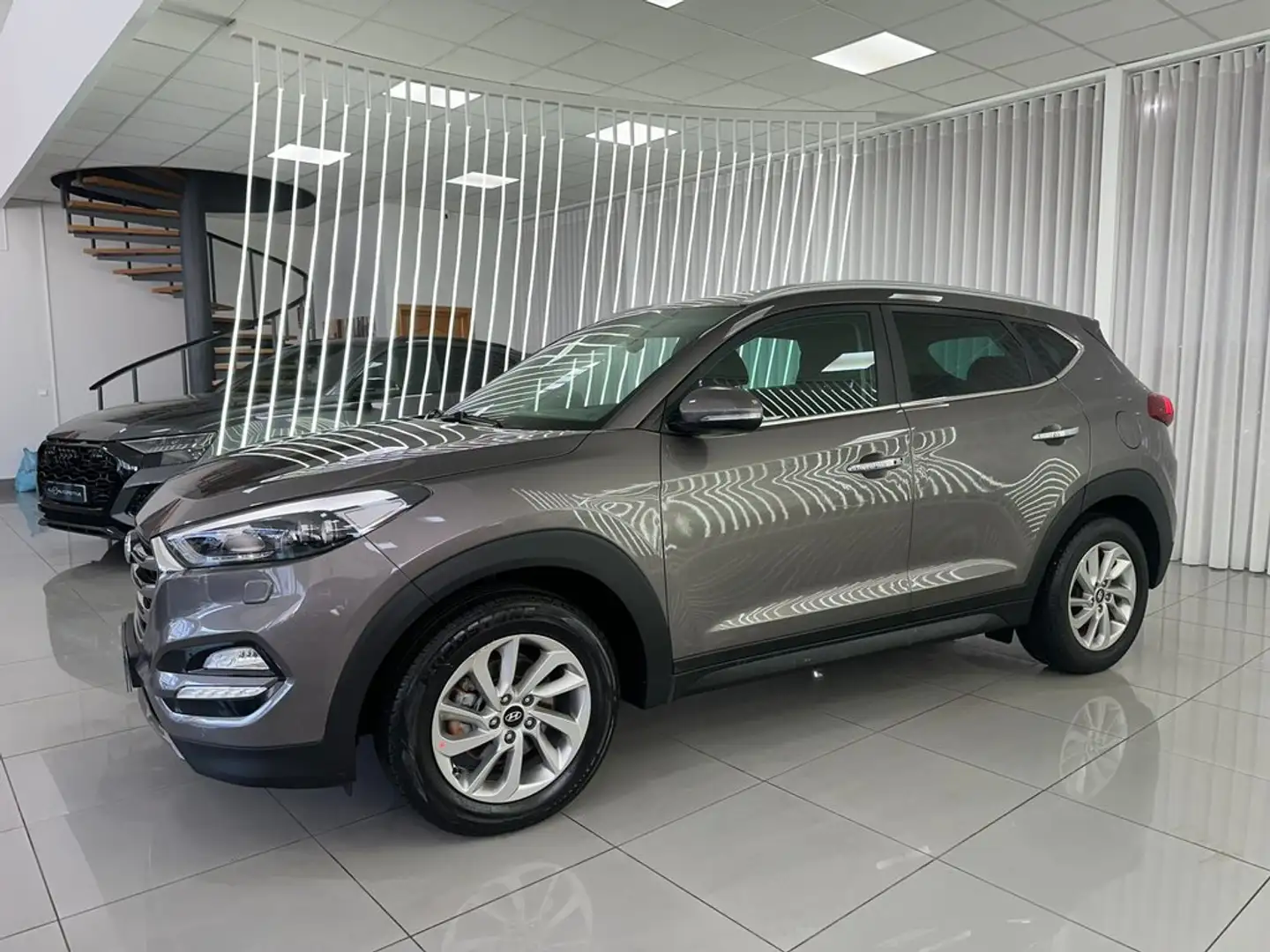 Hyundai TUCSON 1.7CRDI BD Klass Nav 4x2 Grau - 2