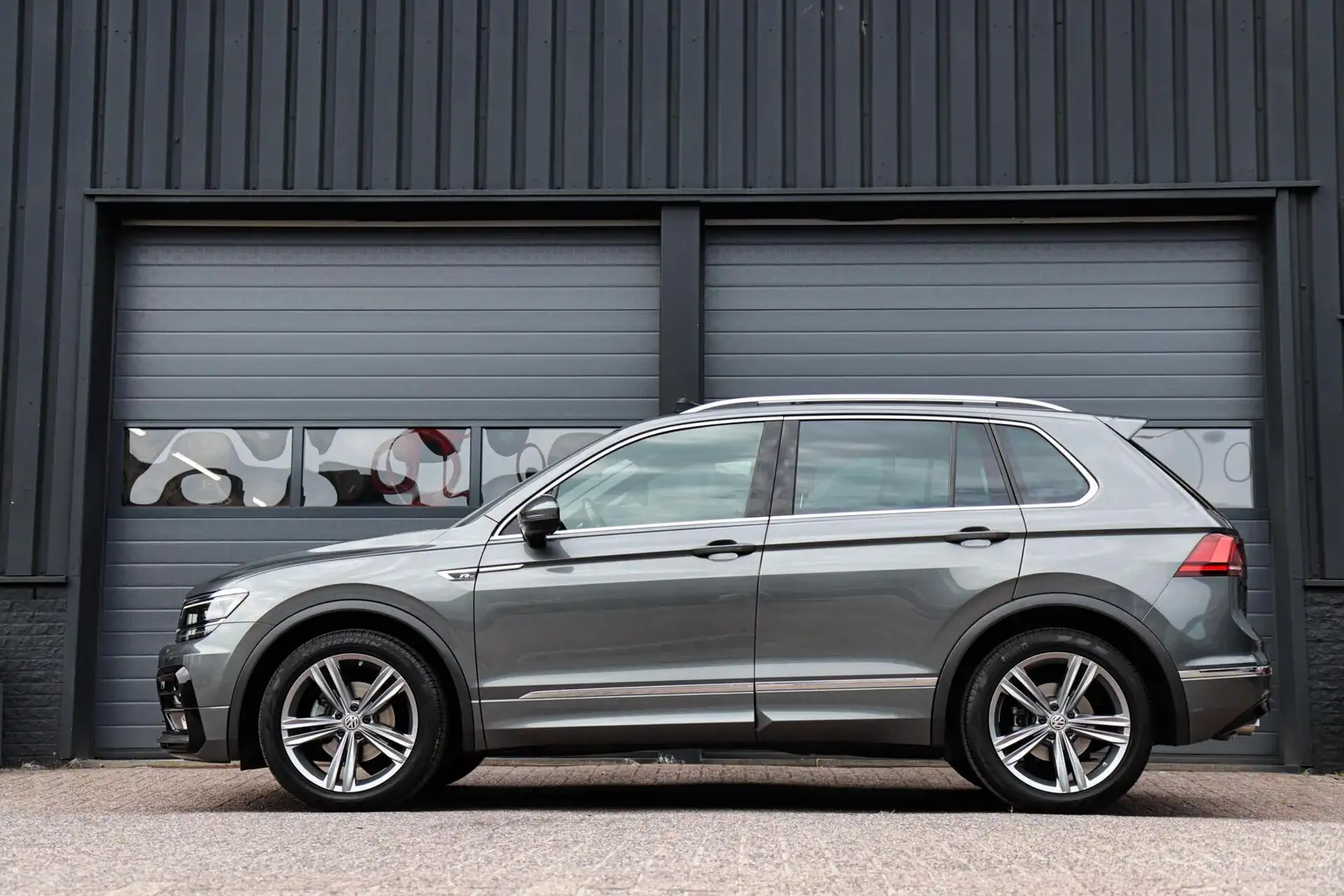 Volkswagen Tiguan 1.5 TSI ACT 2x R-Line /LED/PANODAK/KEYLESS/STOELVE Gris - 2