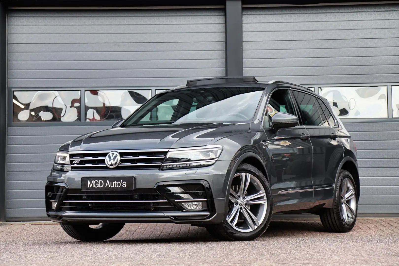Volkswagen Tiguan 1.5 TSI ACT 2x R-Line /LED/PANODAK/KEYLESS/STOELVE Gris - 1