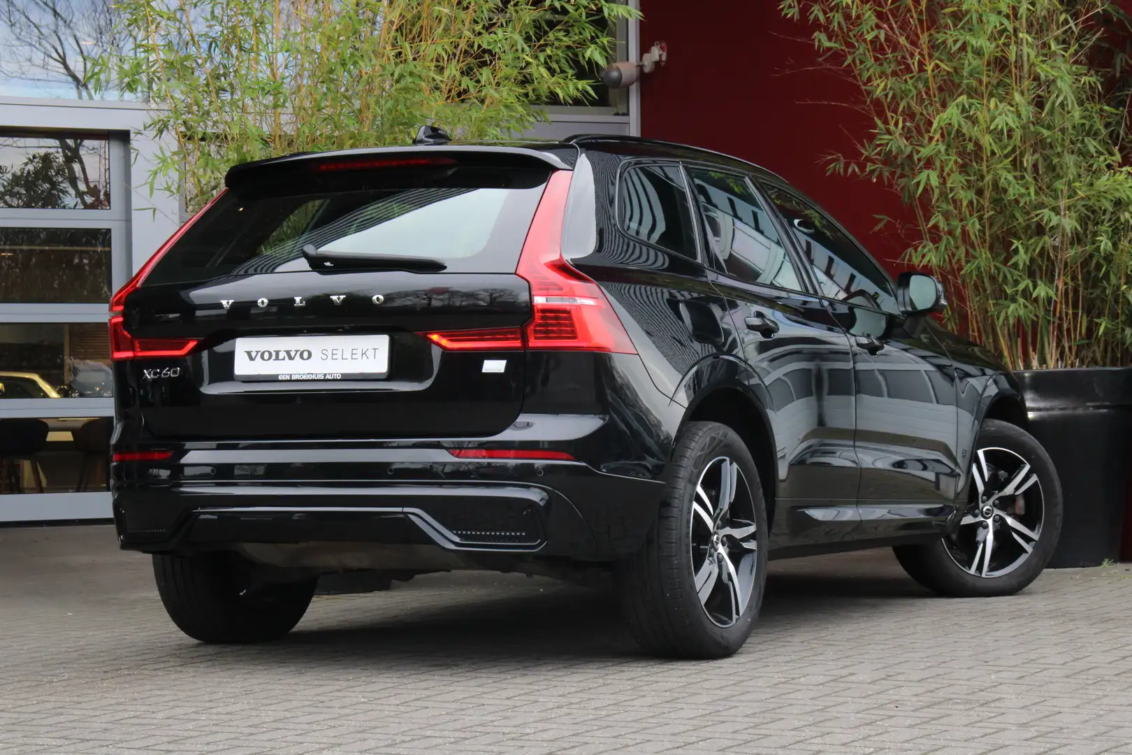 Volvo XC60 2.0 T6 Plug-in hybrid AWD R-Design | Schuifdak | S Schwarz - 2