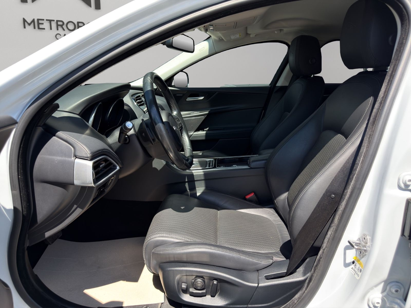 Jaguar XE 25t Prestige Acc*Garantie*Finanzierung* — photo 9