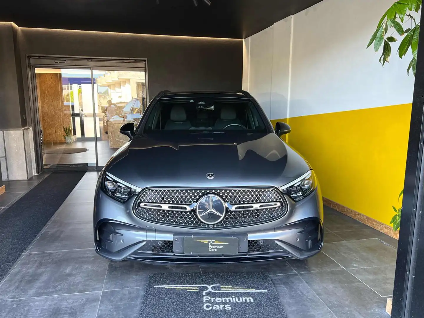 Mercedes-Benz GLC 300 d 4Matic Mild Hybrid AMG Line Premium Grijs - 1