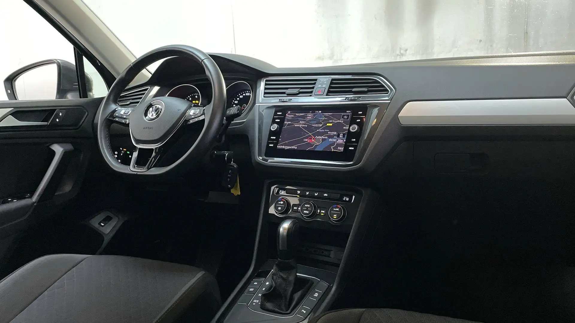 Volkswagen Tiguan 1.5 TSI 150pk DSG ACT Comfortline Business Navigat Grijs - 2