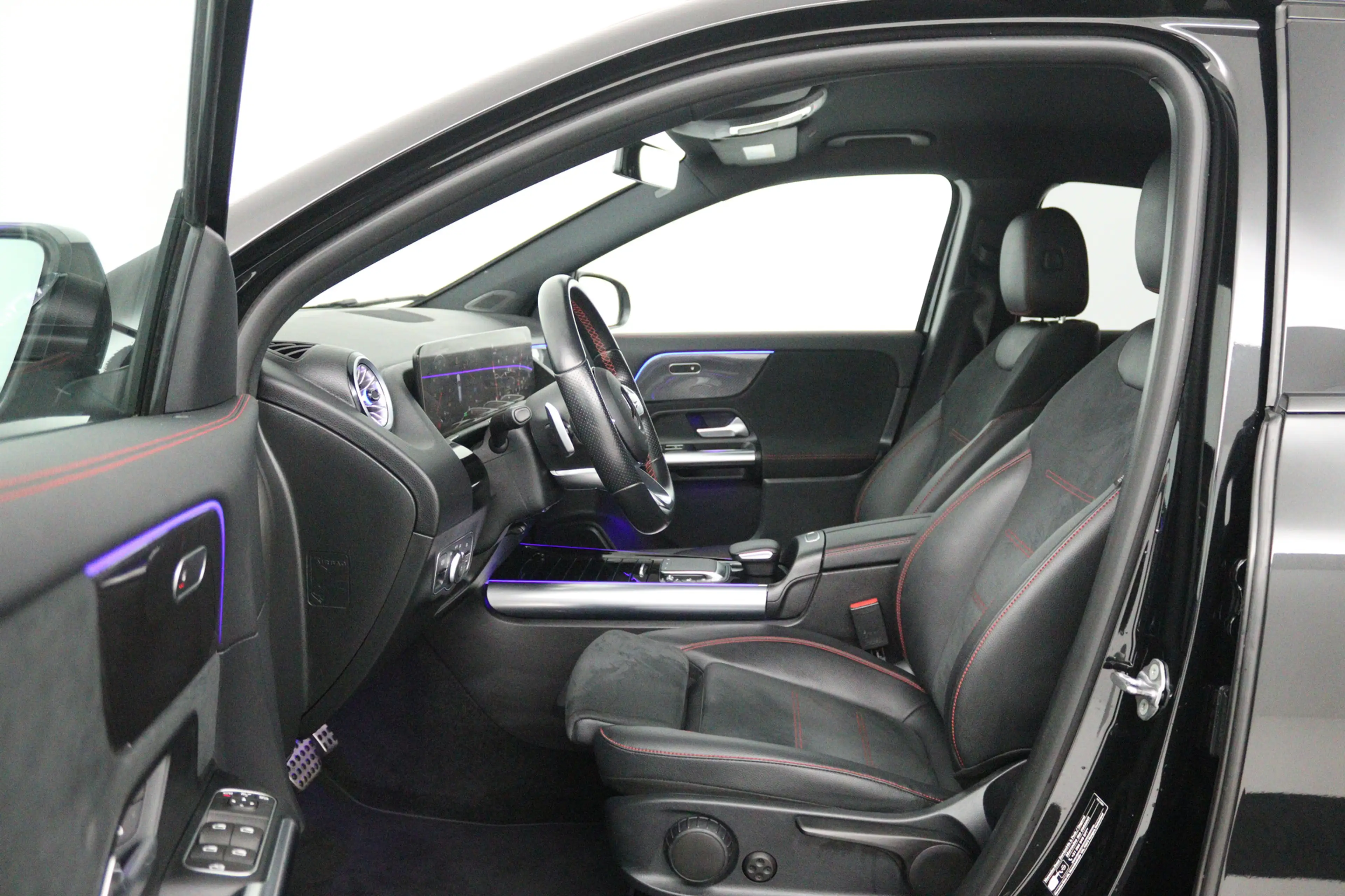Mercedes-Benz GLA 250 e AMG Line (SFEERVERLICHTING, CAMERA, STOELVERWARM — photo 23