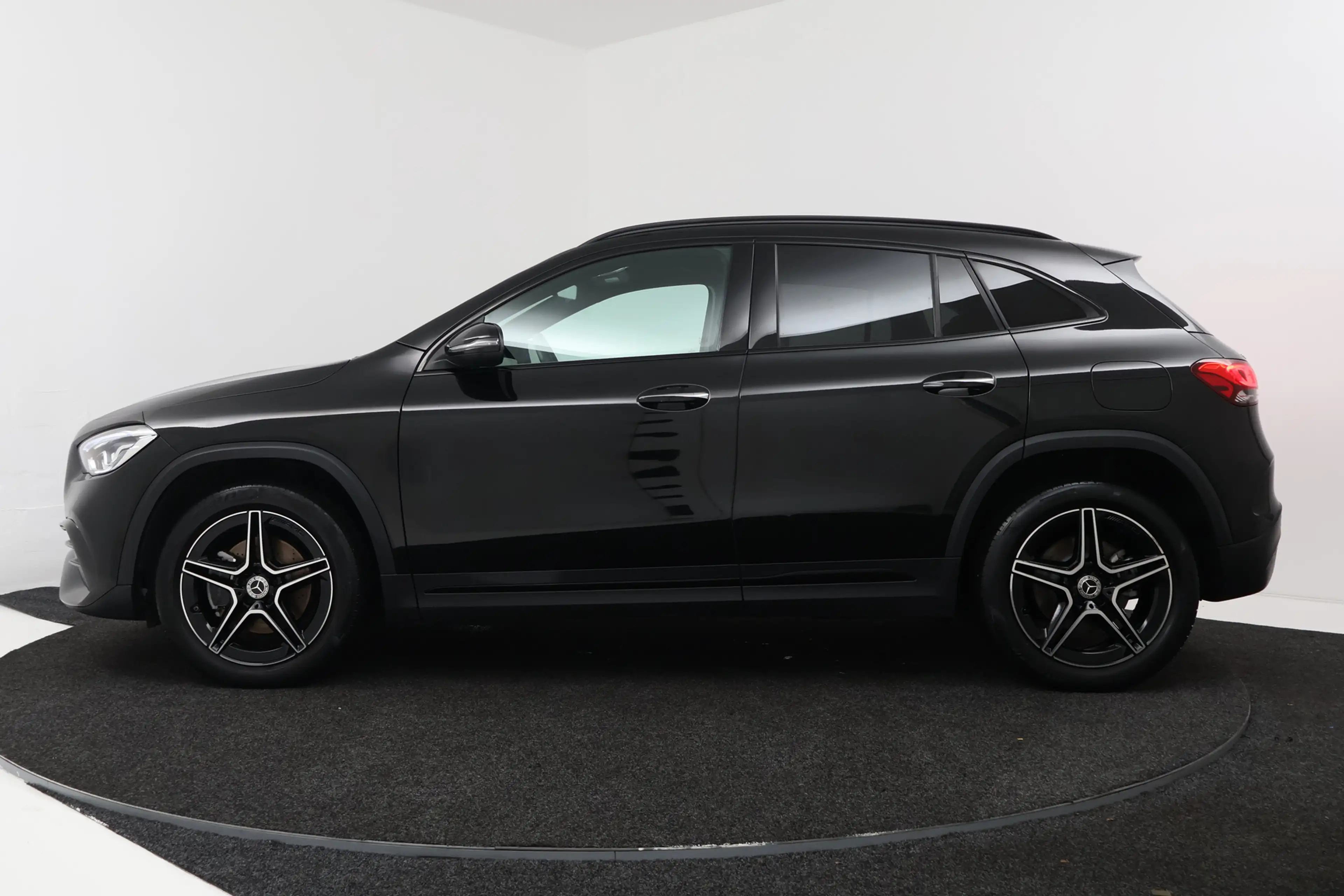 Mercedes-Benz GLA 250 e AMG Line (SFEERVERLICHTING, CAMERA, STOELVERWARM — photo 2