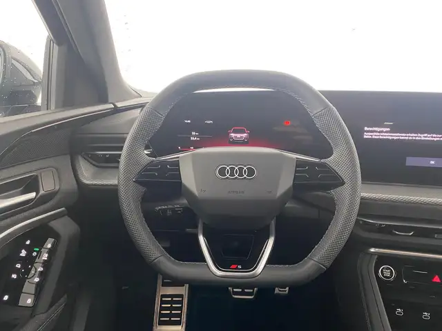 Audi Q5 view 12