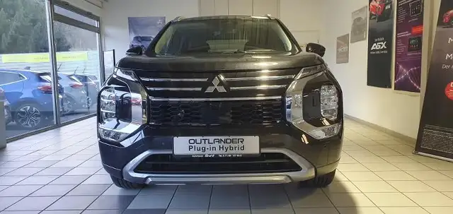Mitsubishi Outlander view 3