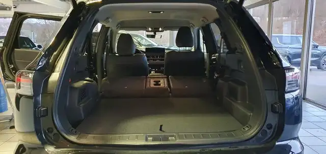 Mitsubishi Outlander view 12