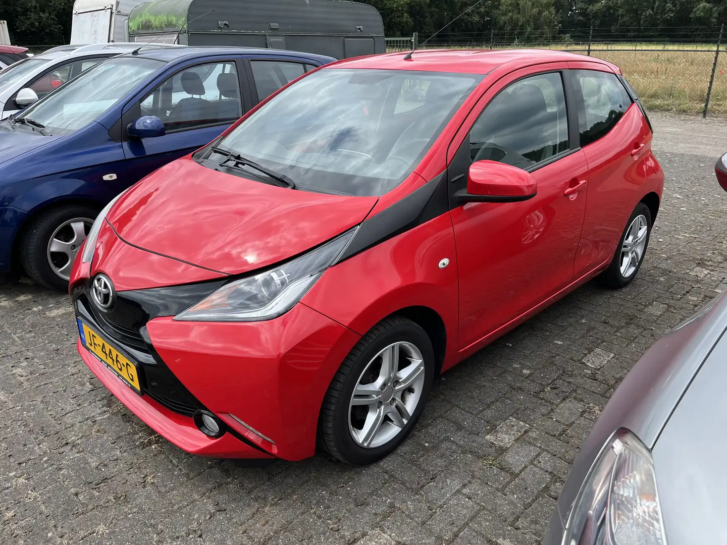 Toyota Aygo 1.0 VVT-i x-play cruise, LM, airco, tel/bleutooth Rood - 1