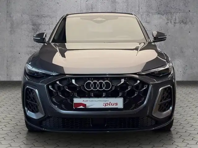 Audi Q5 view 4