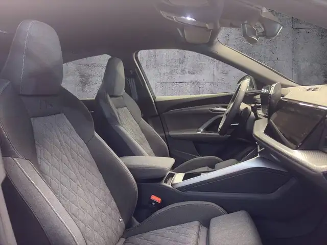 Audi Q5 view 11