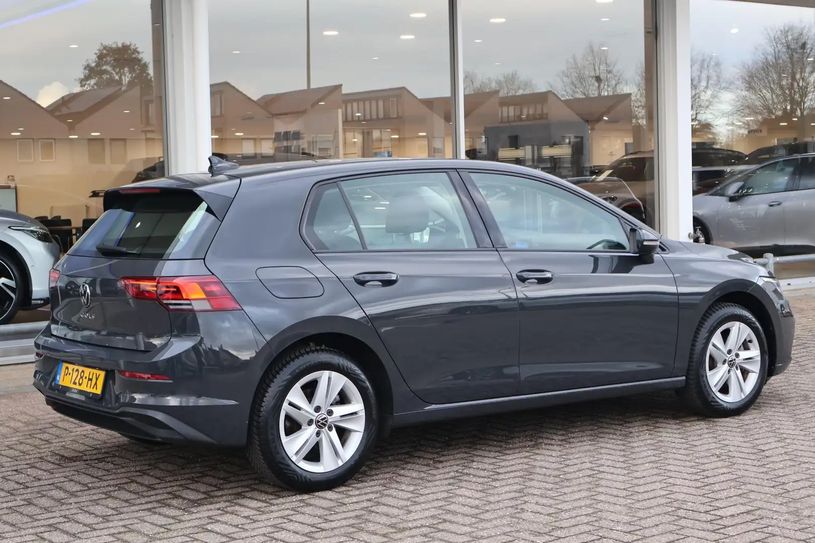 Volkswagen Golf 1.0 TSI 110pk Life | Adaptive Cruise | PDC | Navig Gris - 2