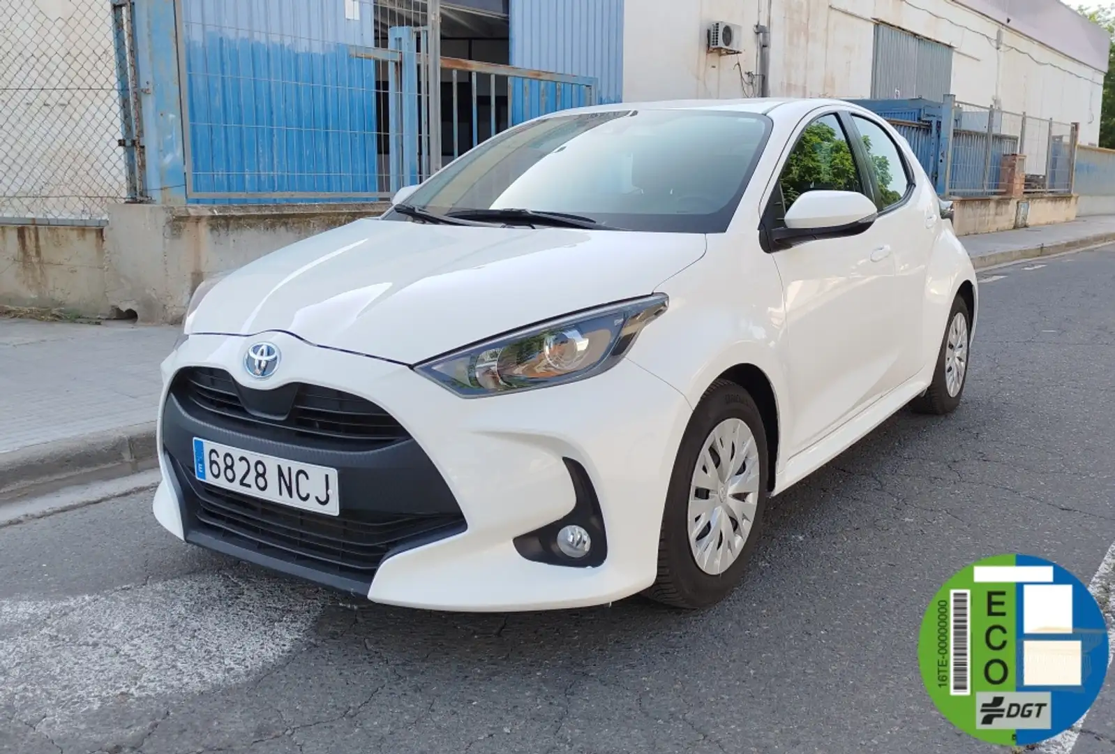 Toyota Yaris 120H 1.5 Style Blanc - 1