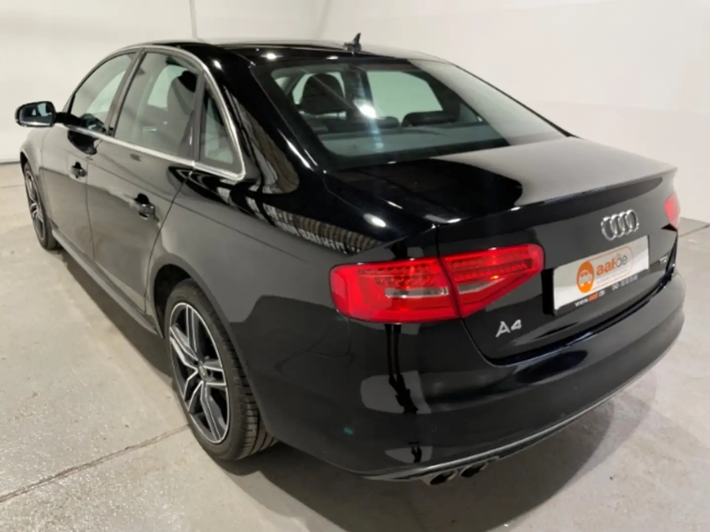 Audi A4 2.0 TDI Attraction S-Line Exterieur Automatik Schwarz - 2