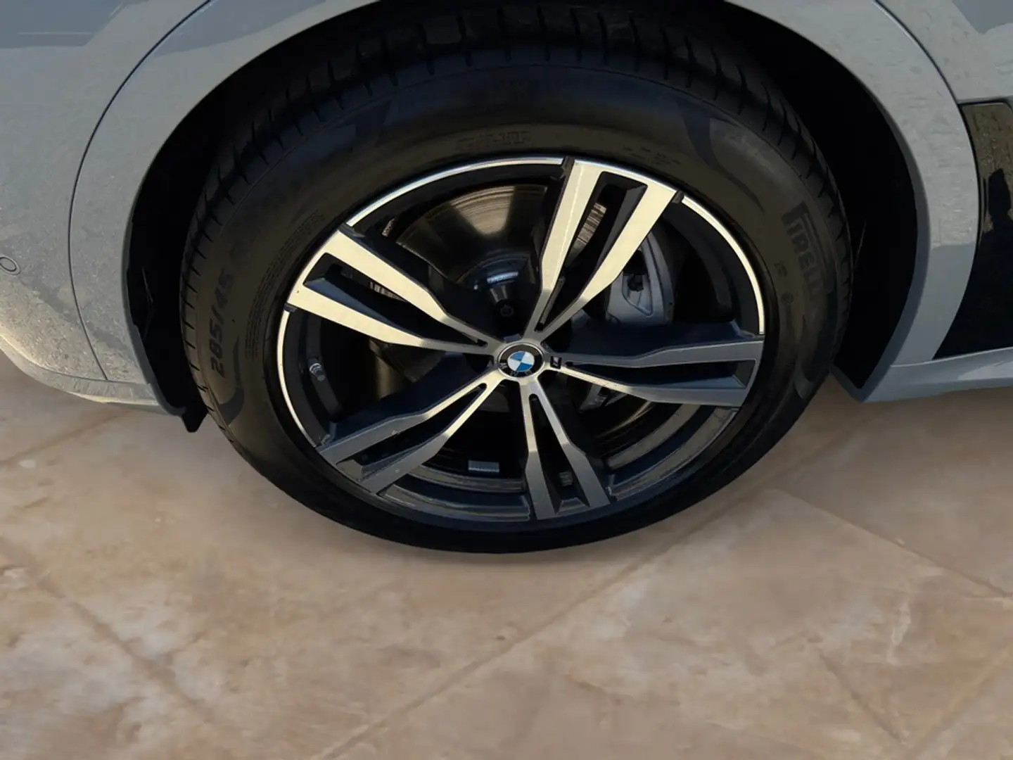 BMW X7 xDrive40i M Sport /NP= 121.380,-/ AHK / Stand Gris - 2