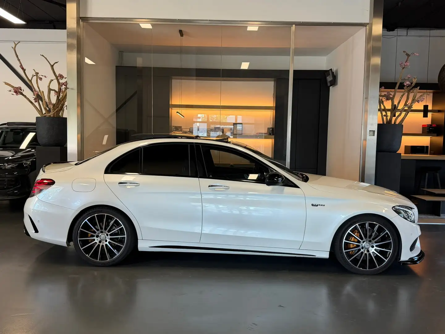 Mercedes-Benz C 400 4MATIC Amg night Pano Memory Burmester Sfeerverl. Weiß - 2