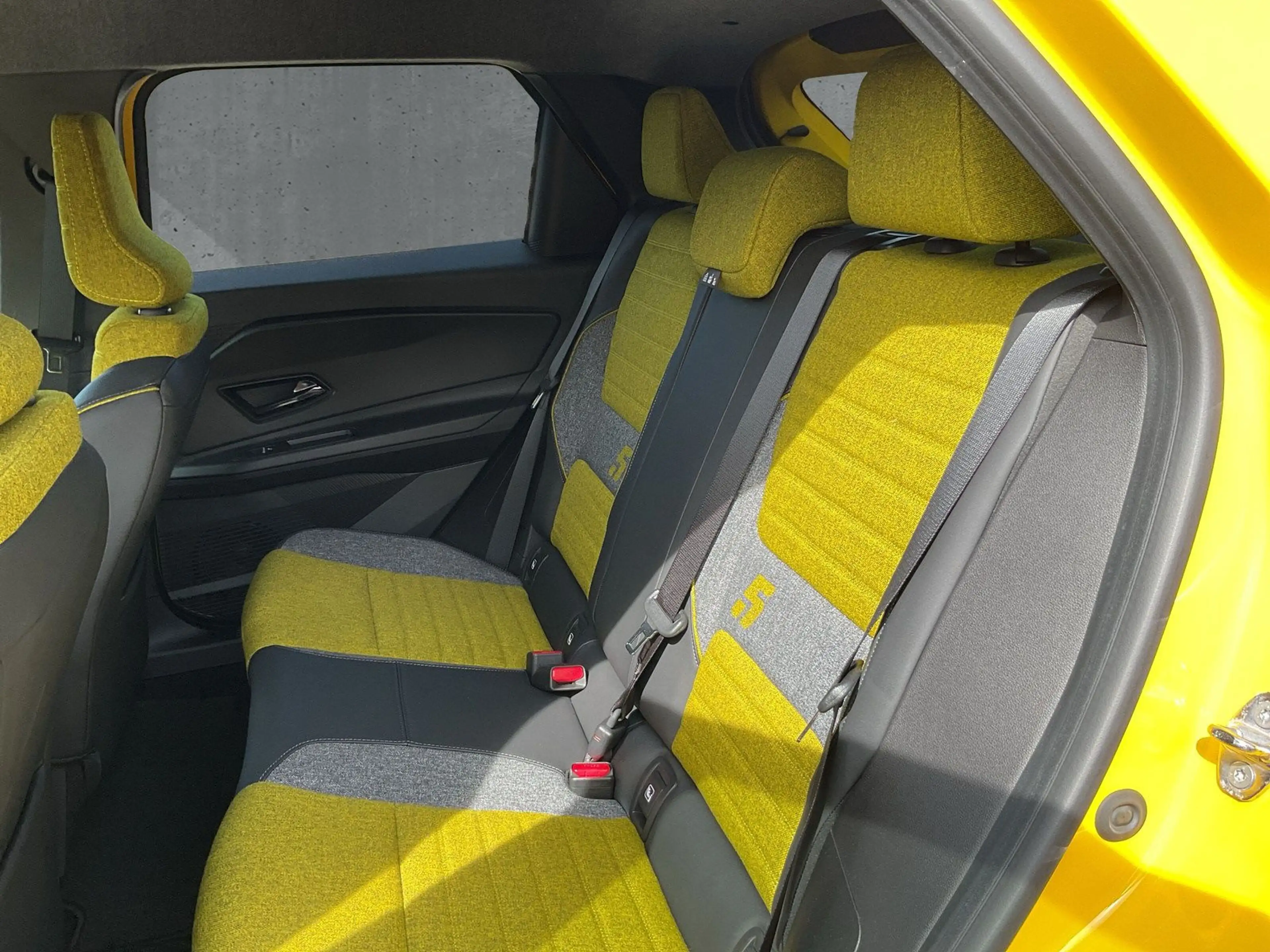 Renault R 5 E-Tech Iconic Five 150 Comfort Range — photo 11