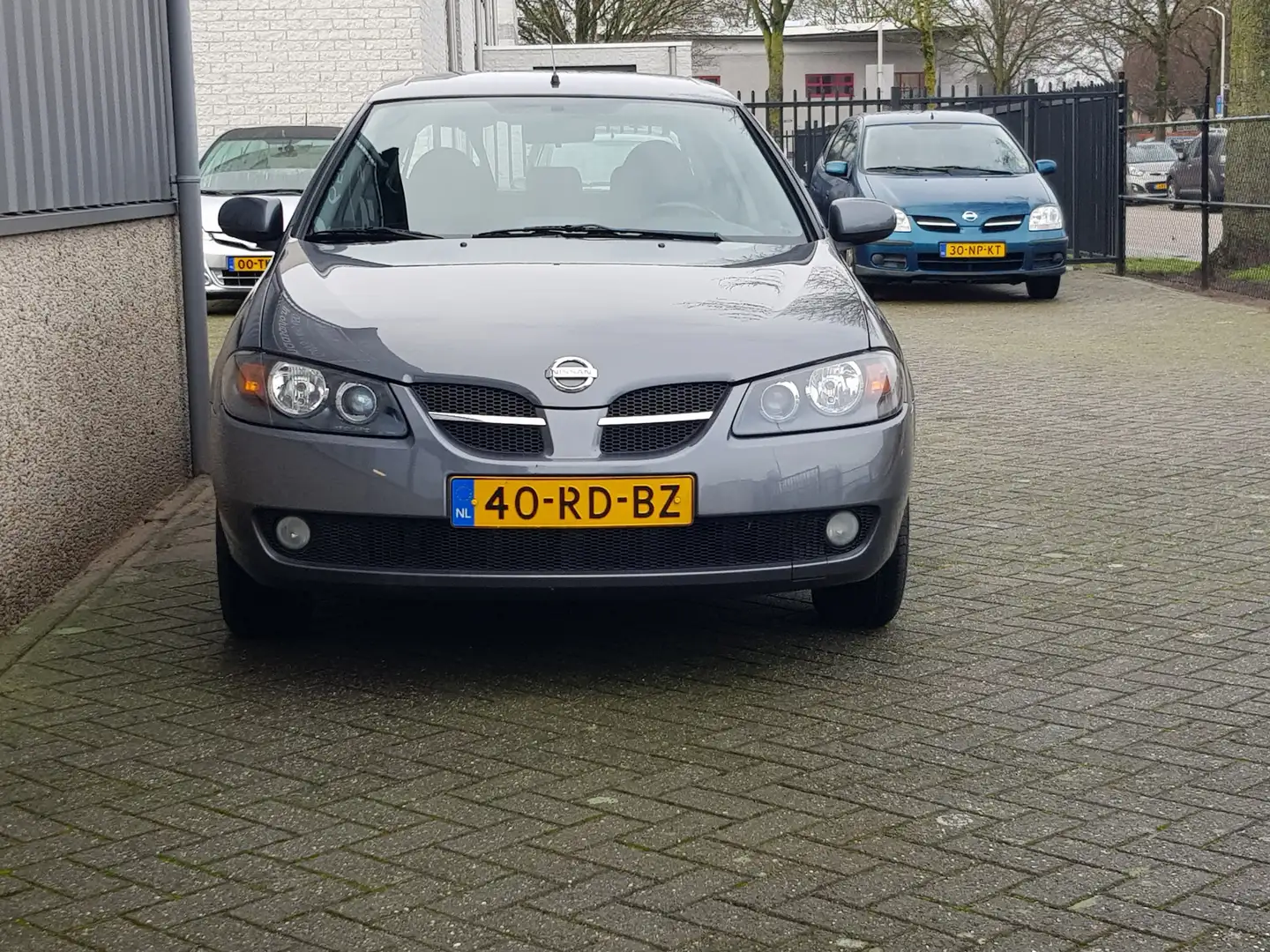 Nissan Almera 1.5 i Acenta uitvoering airco 1e eigenaar !!! Grau - 2