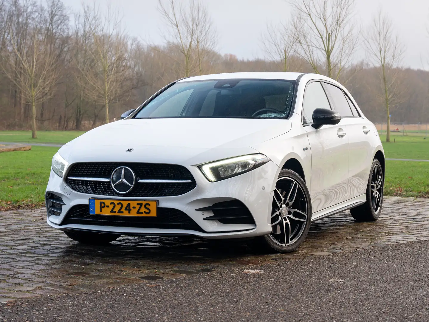 Mercedes-Benz A 250 250 e AMG Ultimate edition Wit - 1