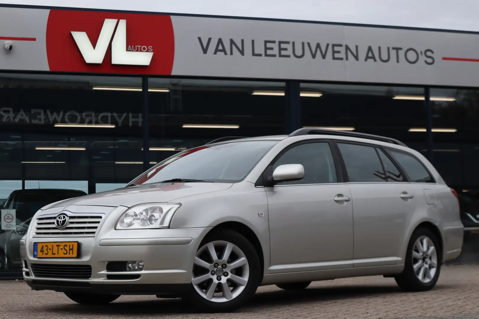 Toyota Avensis Wagon 1.8 VVTi Linea Luna | Automaat | Trekhaak | Grijs - 1