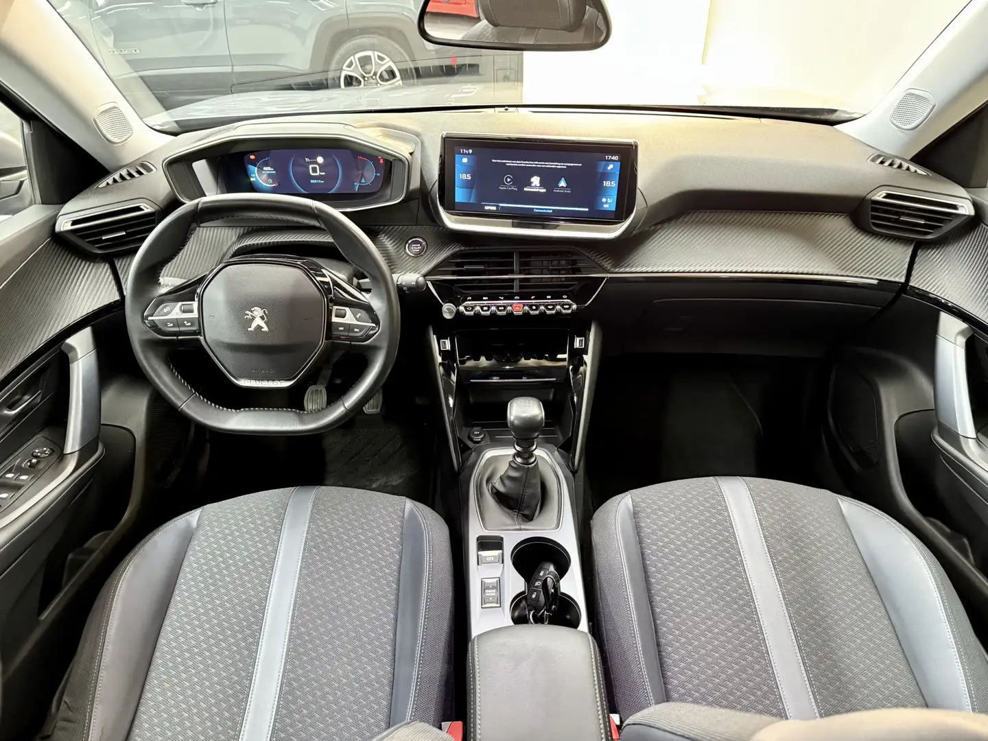 Peugeot 2008 1.2 PureTech Allure, 130Pk, 2020, Nieuwe distribut Grijs - 2