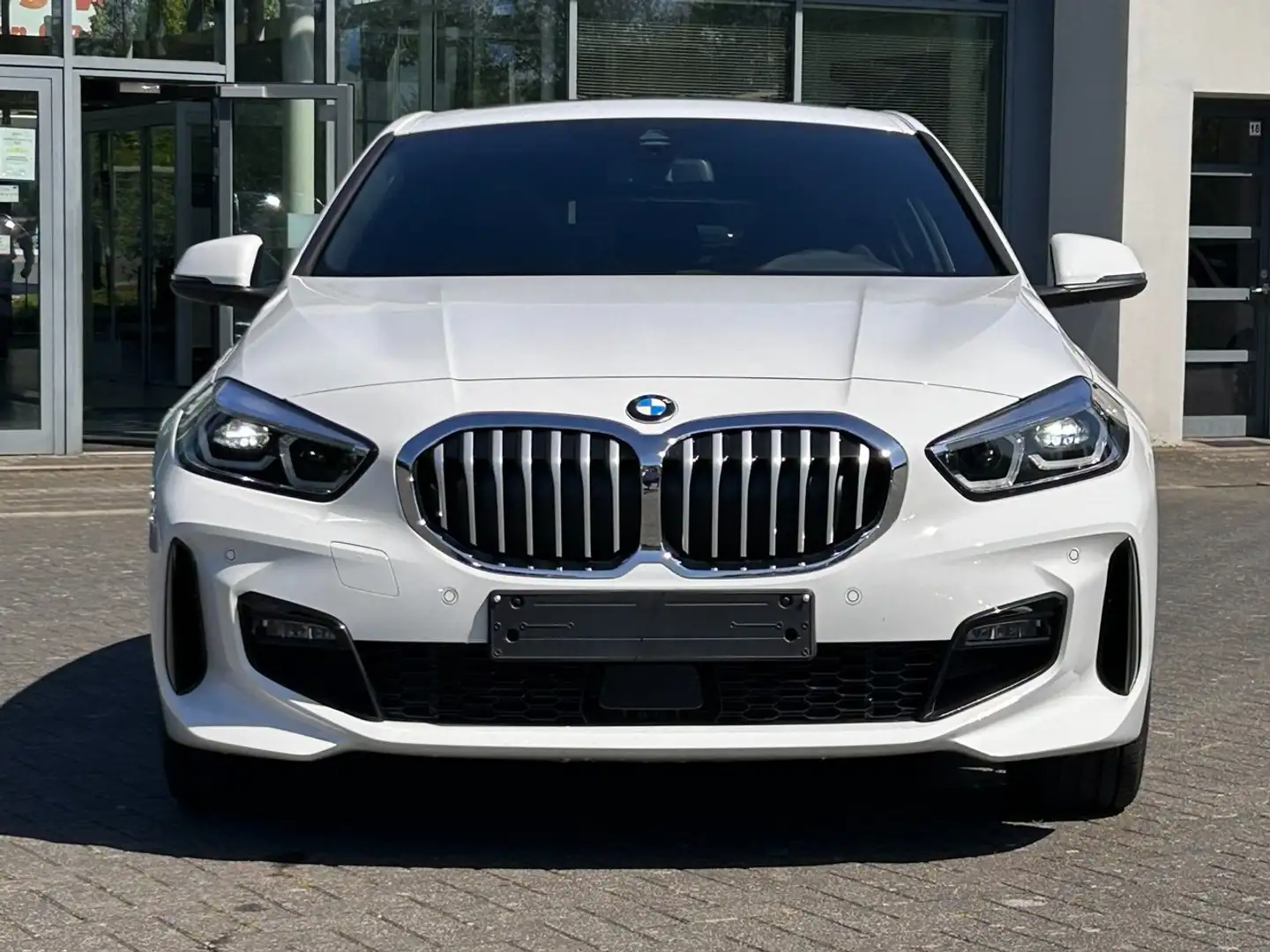BMW 118 118i Aut. M Sport / Glasdach / Harman-Kardon Sound Weiß - 2