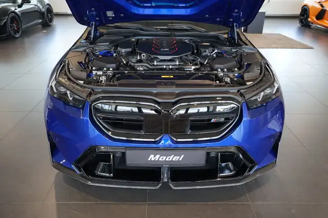BMW M5 view 4