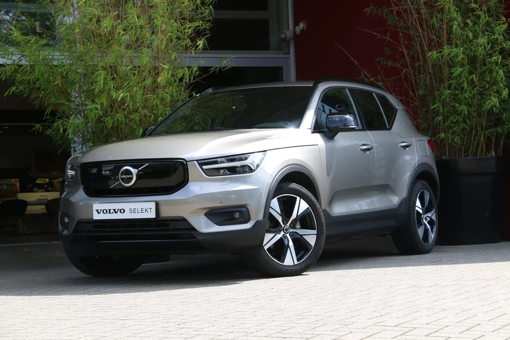 Volvo XC40 Recharge P8 AWD R-Design | Pebble Grey! | Trekhaak Grijs - 1