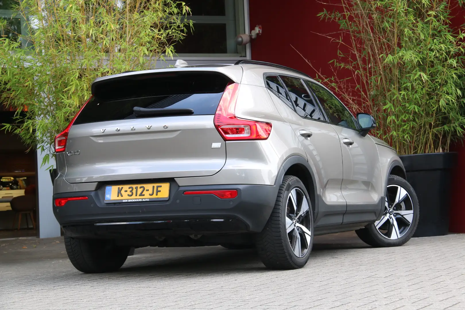 Volvo XC40 Recharge P8 AWD R-Design | Pebble Grey! | Trekhaak Grijs - 2