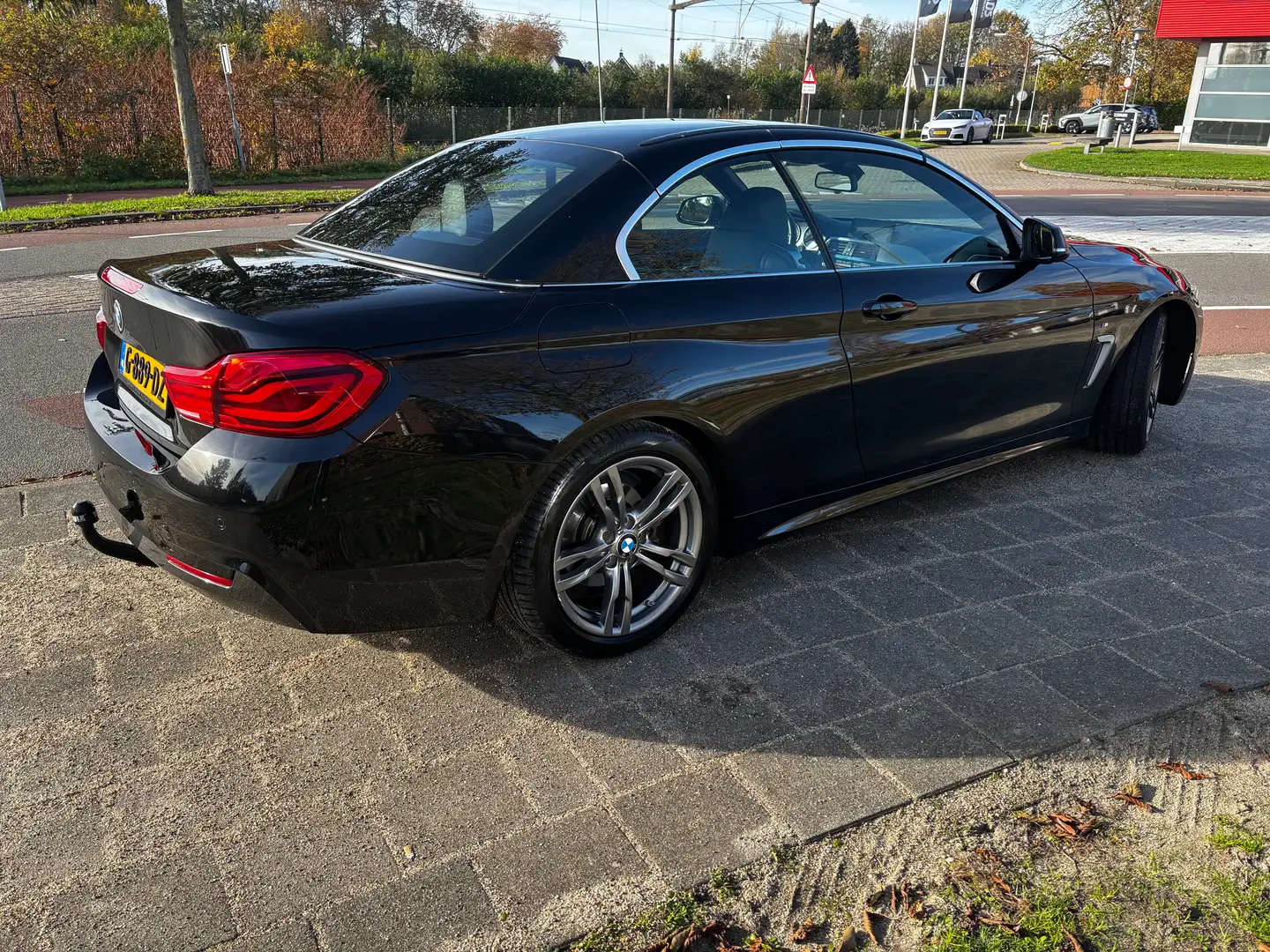 BMW 420 BMW 4 serie Cabrio 420i M sport High Executive Aut Zwart - 2