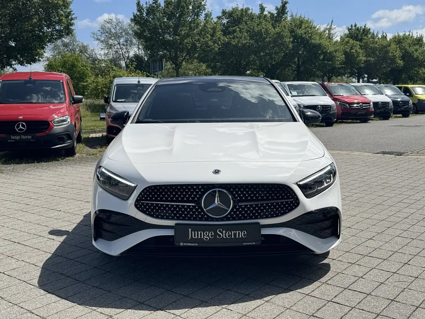 Mercedes-Benz A 180 A 180 AMG Line Navi Pano.-Dach Keyless-Go/Styling Weiß - 2