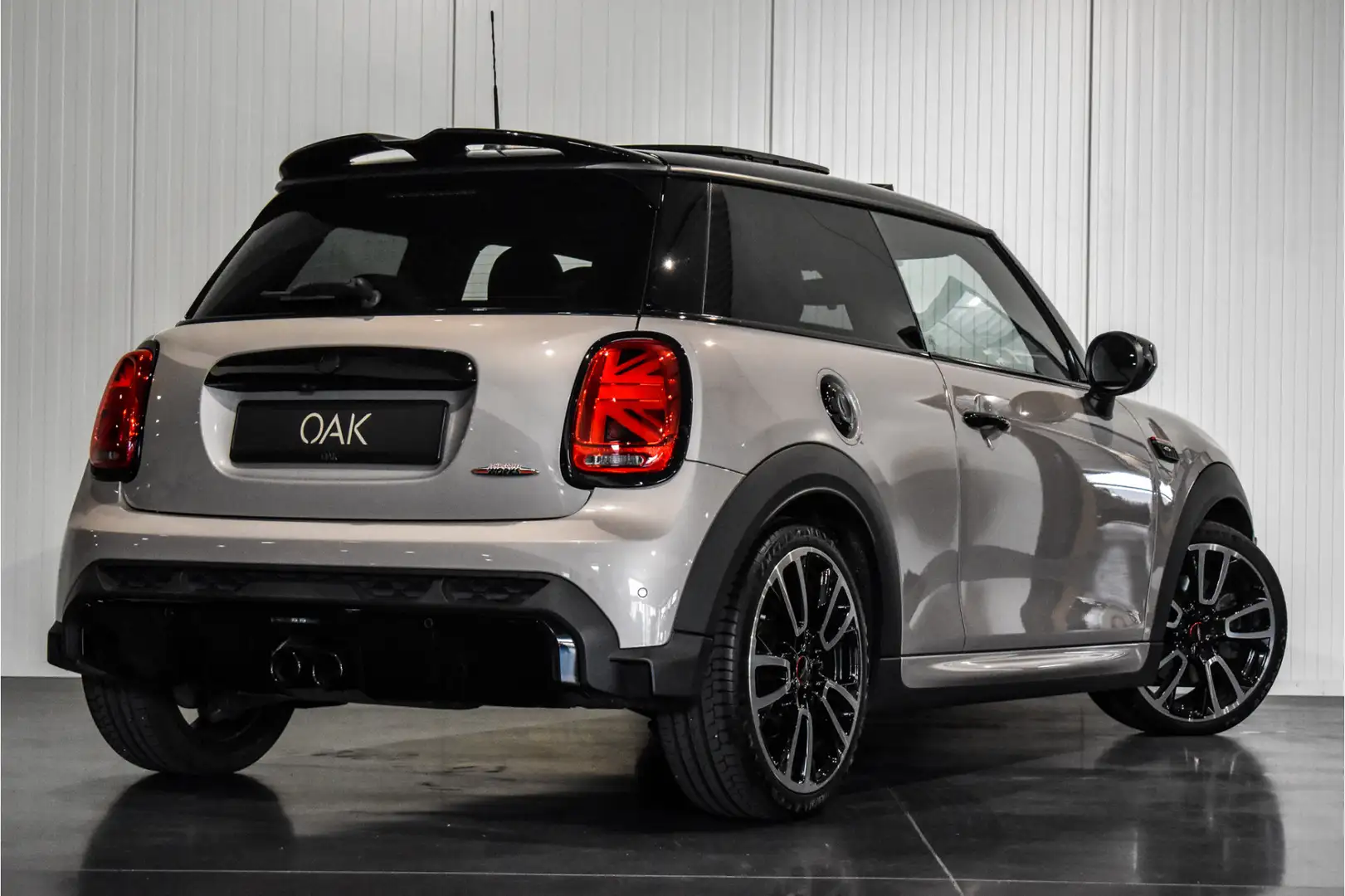 MINI Cooper S Mini 2.0 F1 Aut. | JCW-Trim | Navigatie | Panorama Grijs - 2