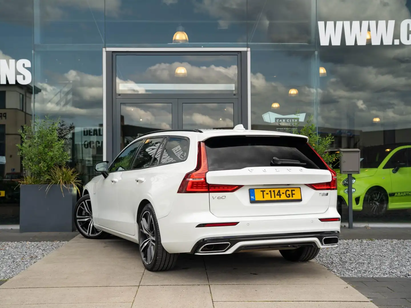 Volvo V60 2.0 T8 390PK Twin Engine AWD R-Design / Memory / A Wit - 2