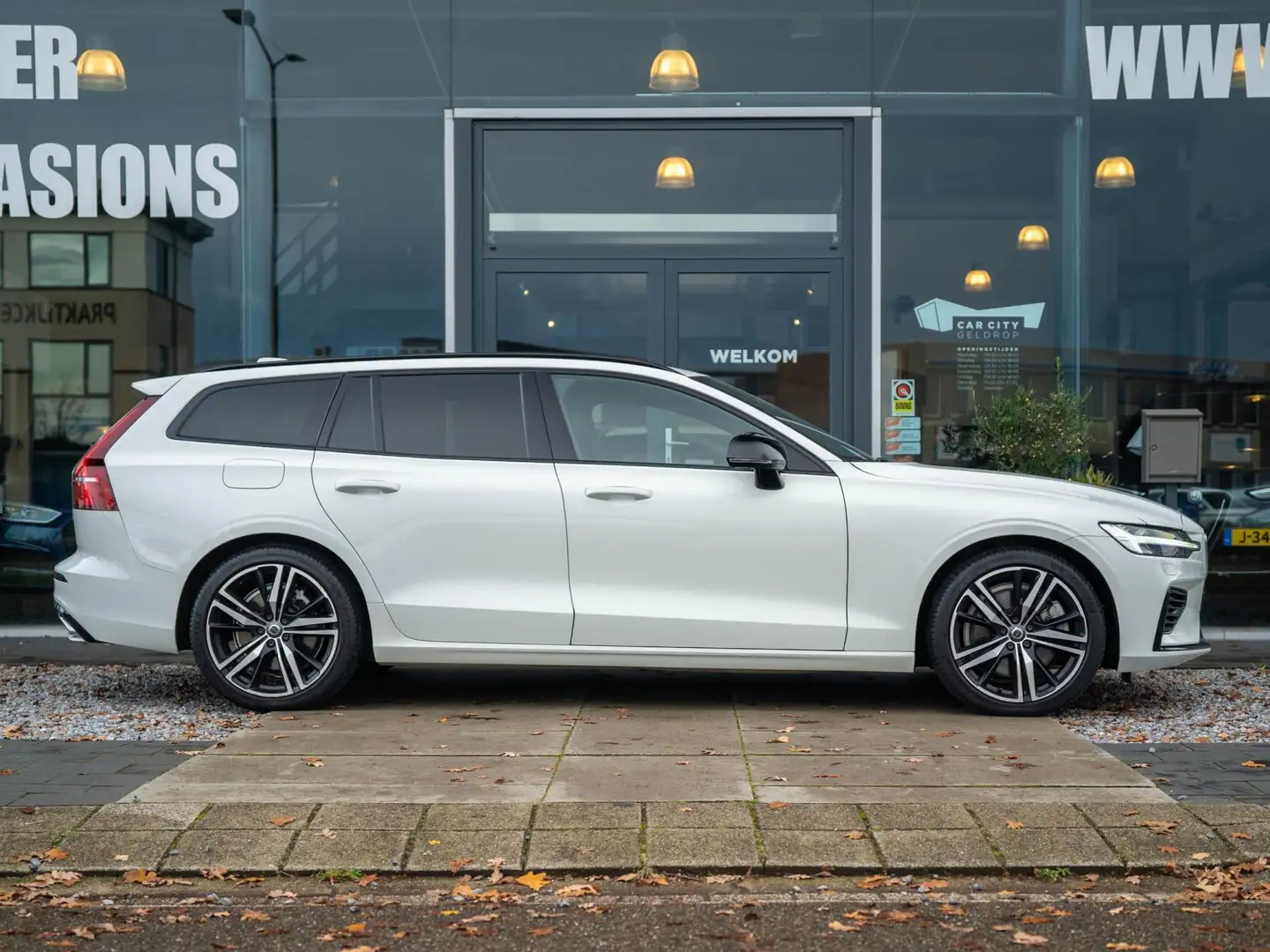 Volvo V60 2.0 T8 Twin Engine AWD R-Design / Memory / Adaptiv Wit - 2