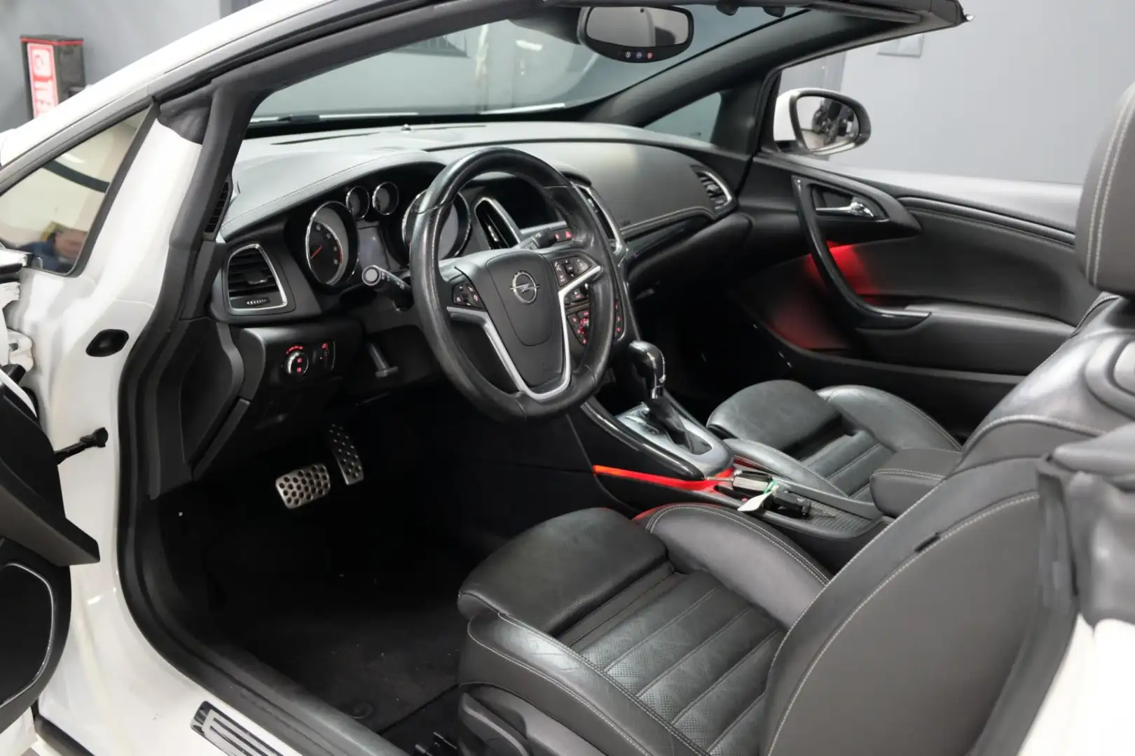 Opel Cascada 1.6 Turbo Cosmo 170pk/20inch/navi Wit - 2