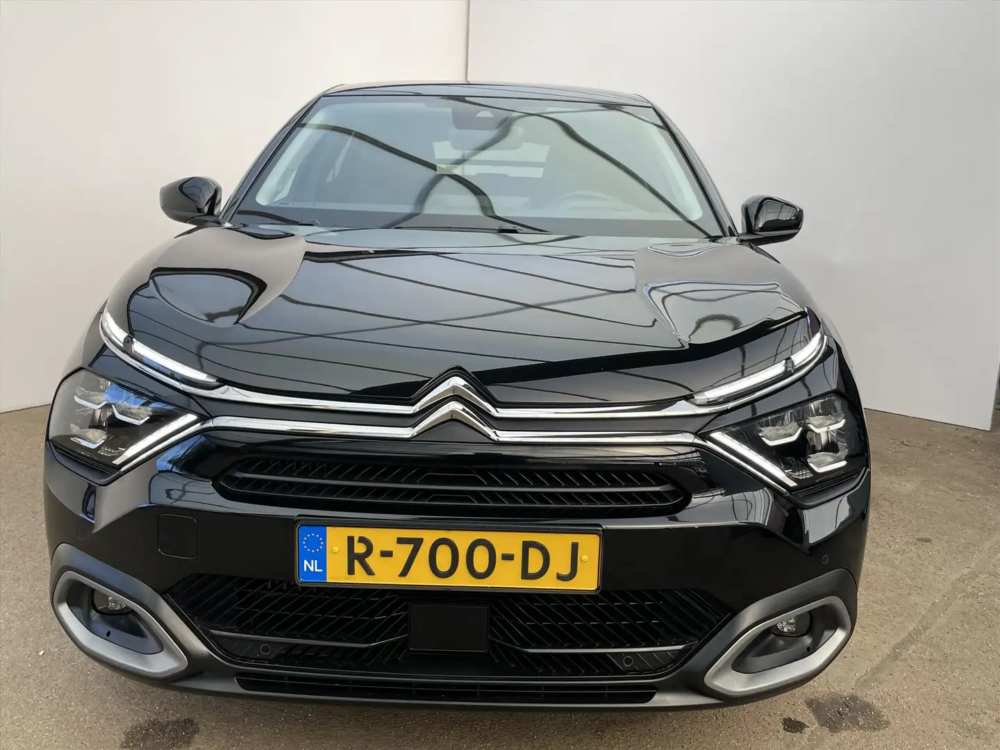 Citroen C4 1.2 PureTech 130pk Shine Zwart - 2