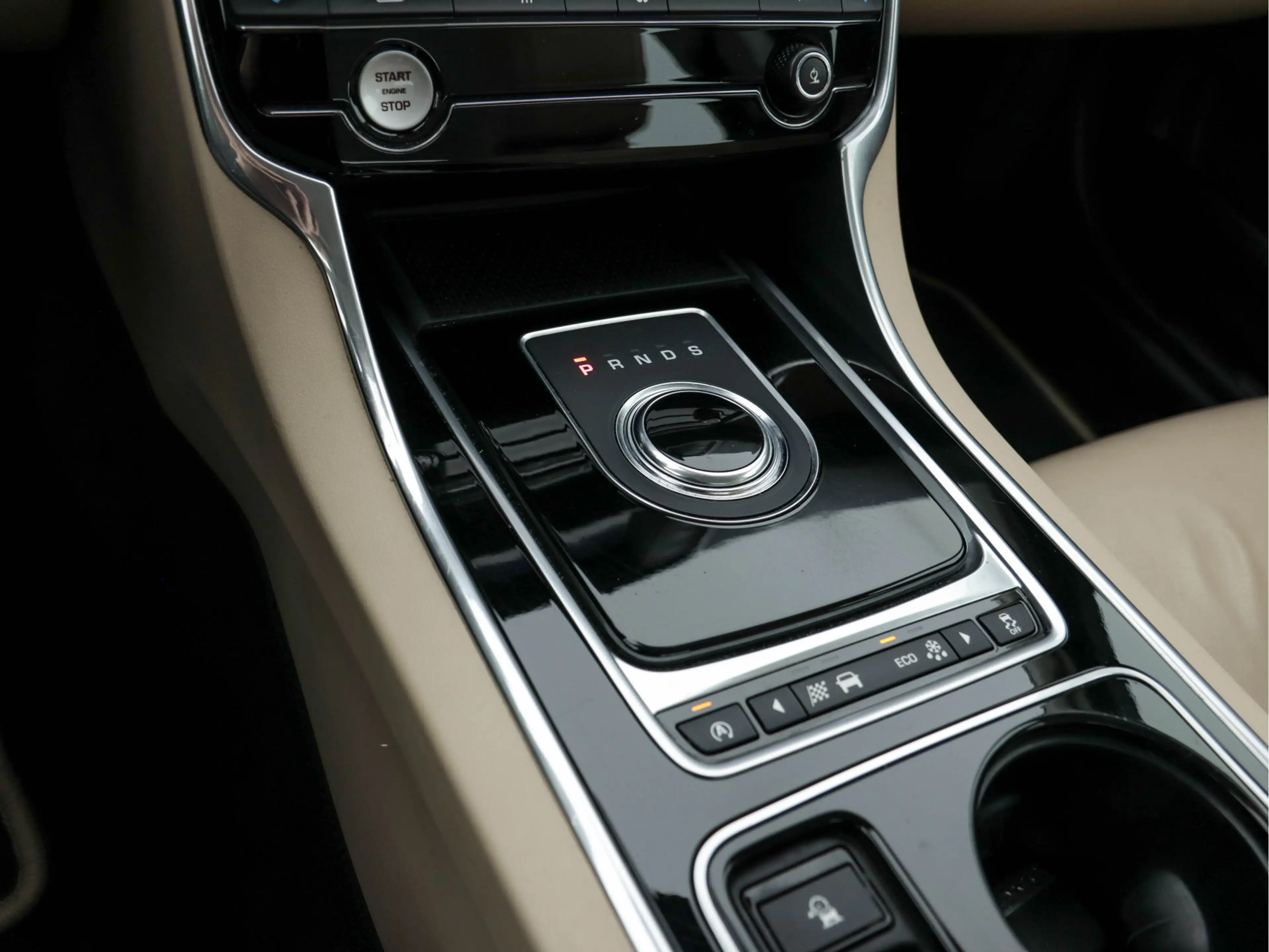 Jaguar XE 2.0 D Portfolio (INCL-BTW) Aut. *LEATHER | NAVI-FU — photo 12