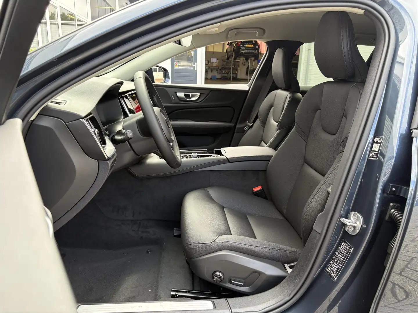 Volvo V60 2.0 T6 Plug-in hybrid AWD Essential | Adaptieve Cr Blauw - 2