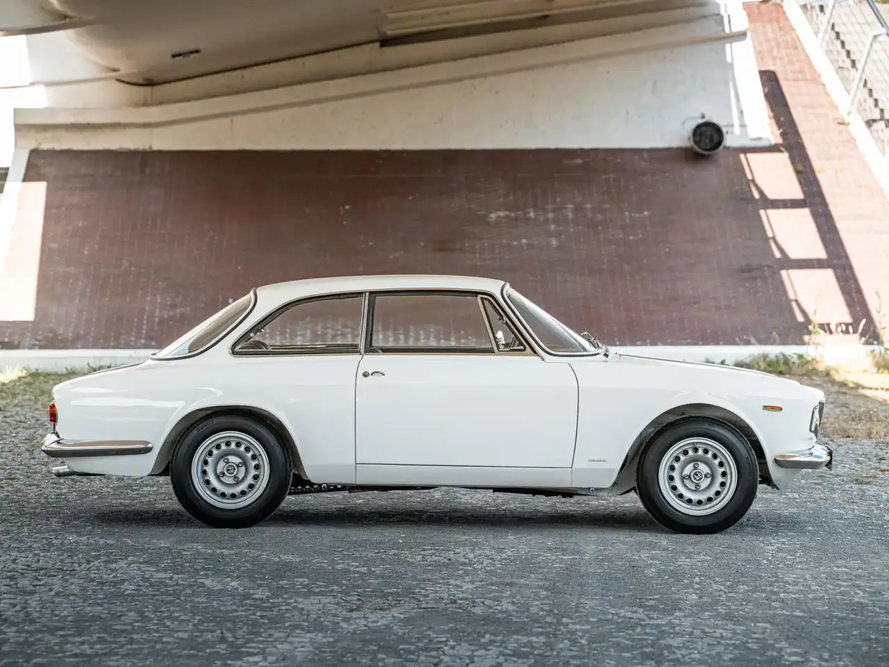 Alfa Romeo Giulia GTA 1300 Junior By Bertone, foto 2