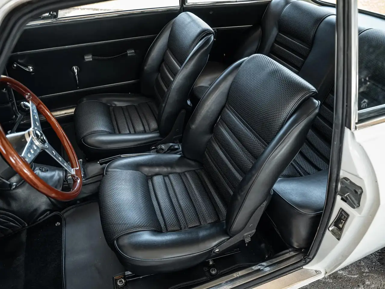 Alfa Romeo Giulia GTA 1300 Junior By Bertone, foto 6
