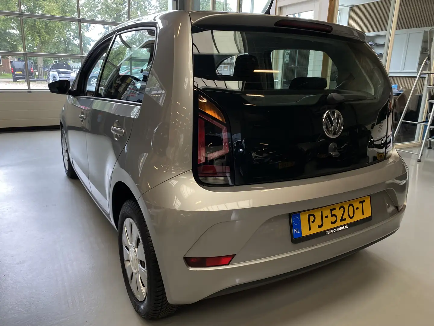 Volkswagen up! 1.0 BMT move up! Airco, 5-Drs, Bluetooth Grau - 2